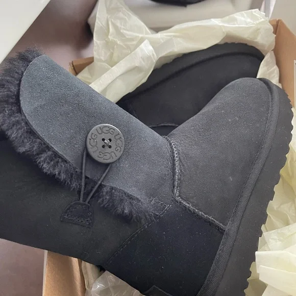 UGG Bailey Button II - Picture 3 of 3